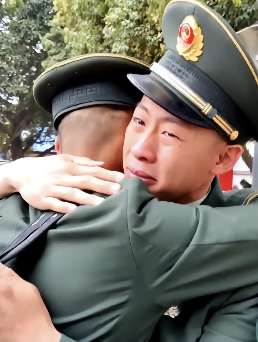 铁血玫瑰也落泪,钢铁汉子皆动情,退伍季离开军营送别战友瞬间