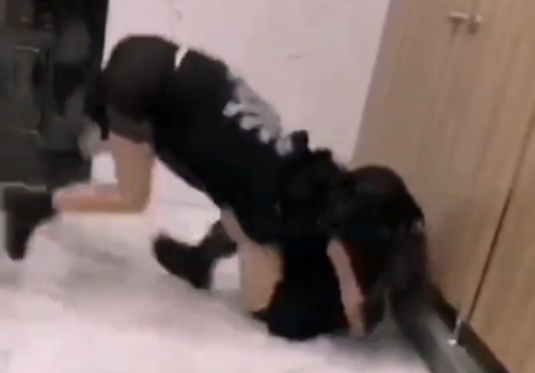 因为丝袜引发的战争,两美女厕所打架,被下黑手受伤了让人好心疼