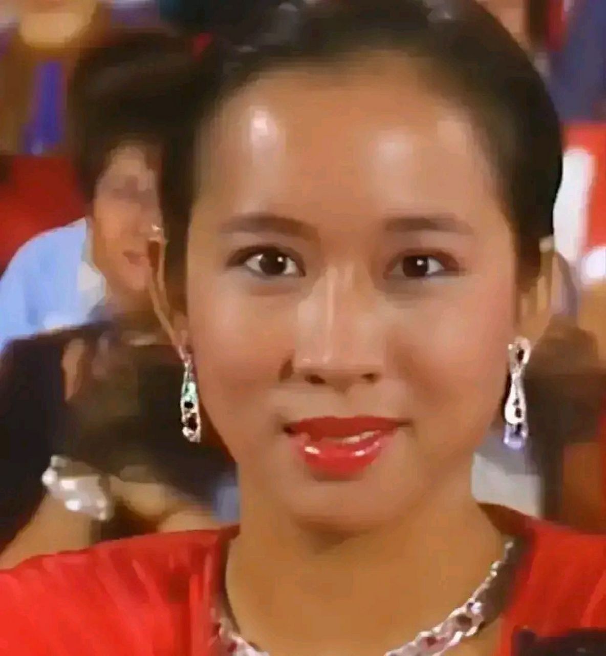 面相好,笑容特别吸引人,让人爽心悦目,眼神清亮有神!