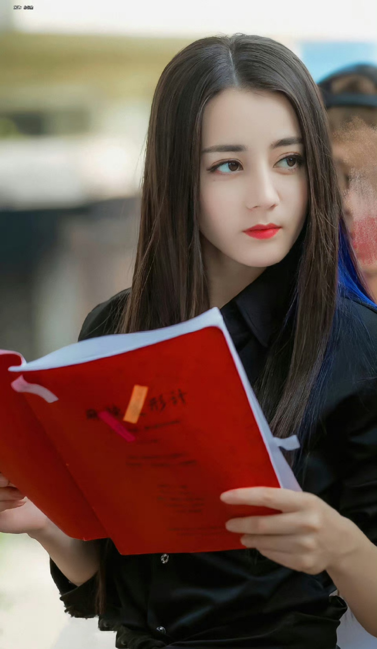 迪丽热巴发了新鲜照片# 热巴蓝色挑染好漂亮