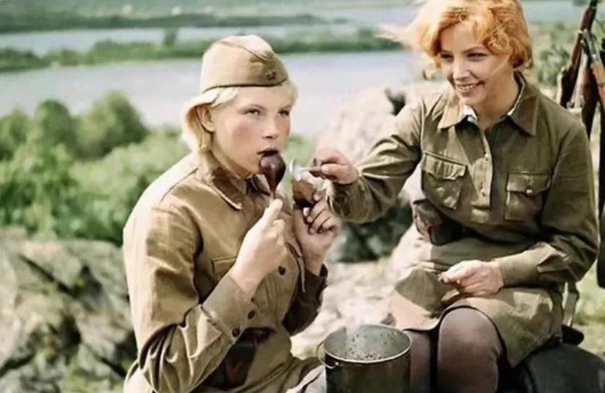苏联女兵洗澡图片