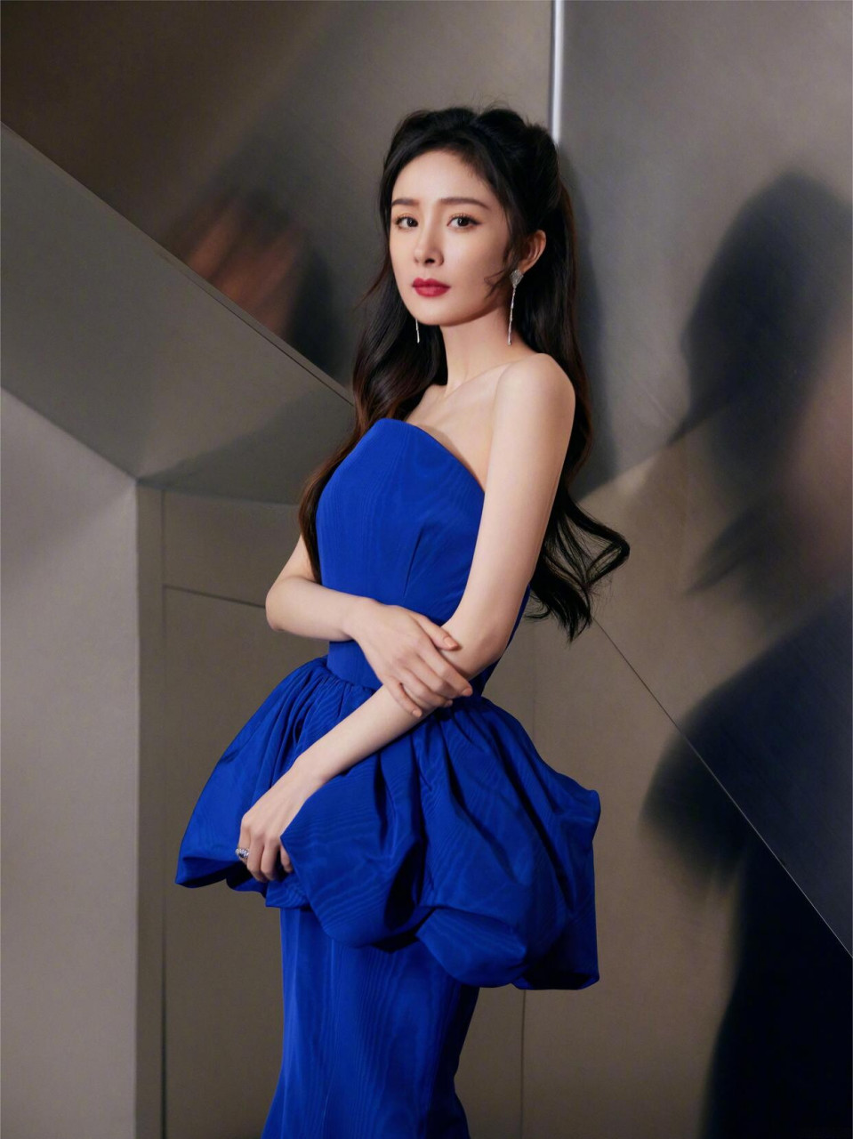 拍摄唯美写真的杨幂身穿蓝色抹胸连衣裙,展现出一种高级复古感,优雅