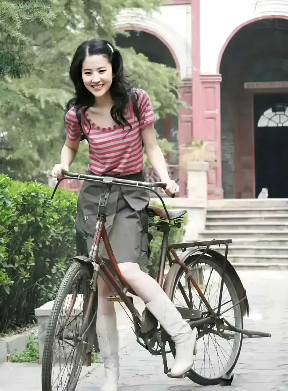 20岁的刘亦菲,青春年华活力四射,满满的少女感~  好清纯的笑容,明眸