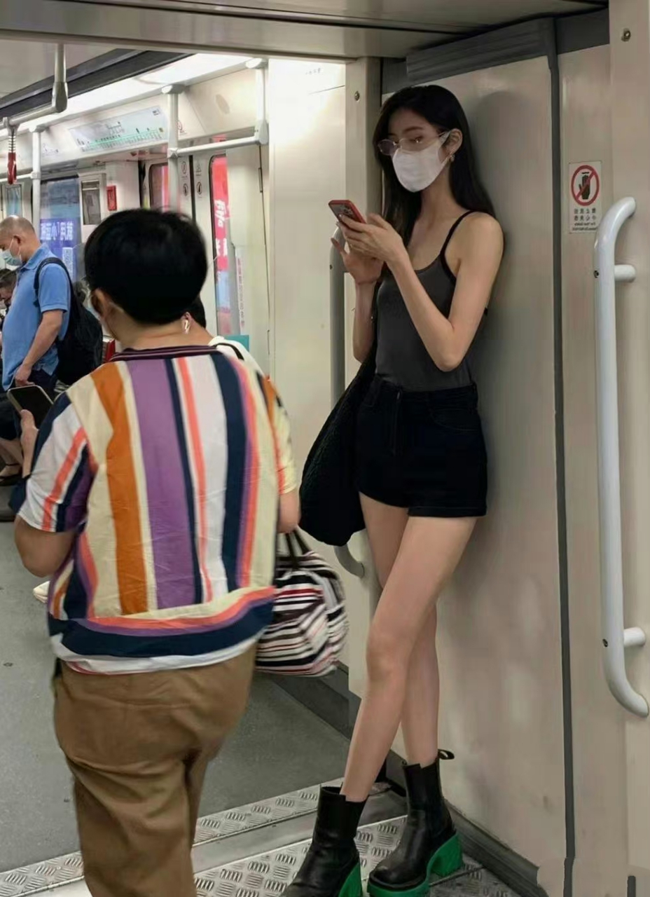 地铁偷拍……这妹子有点东西啊!