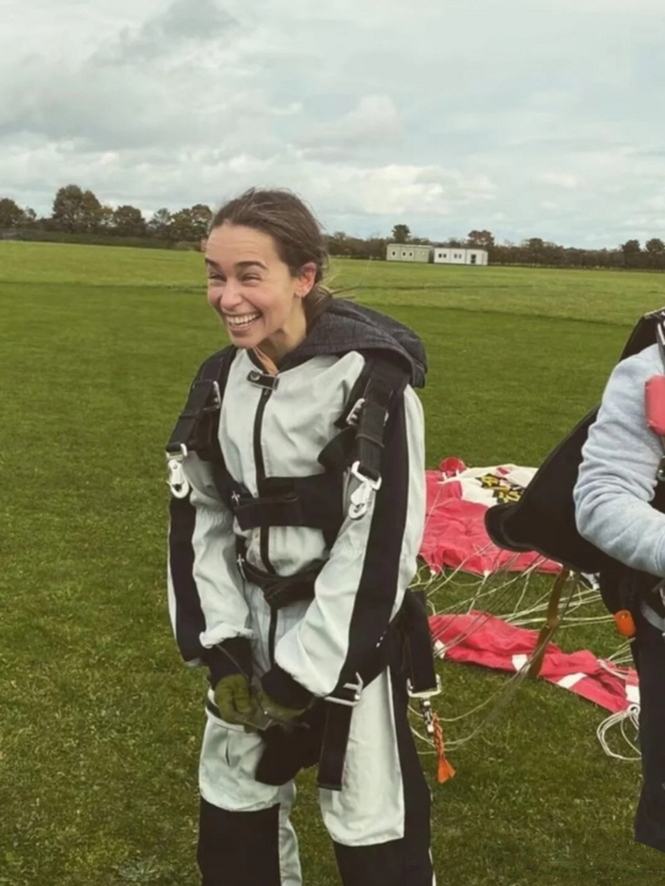 龙妈跳伞,新表情包出炉