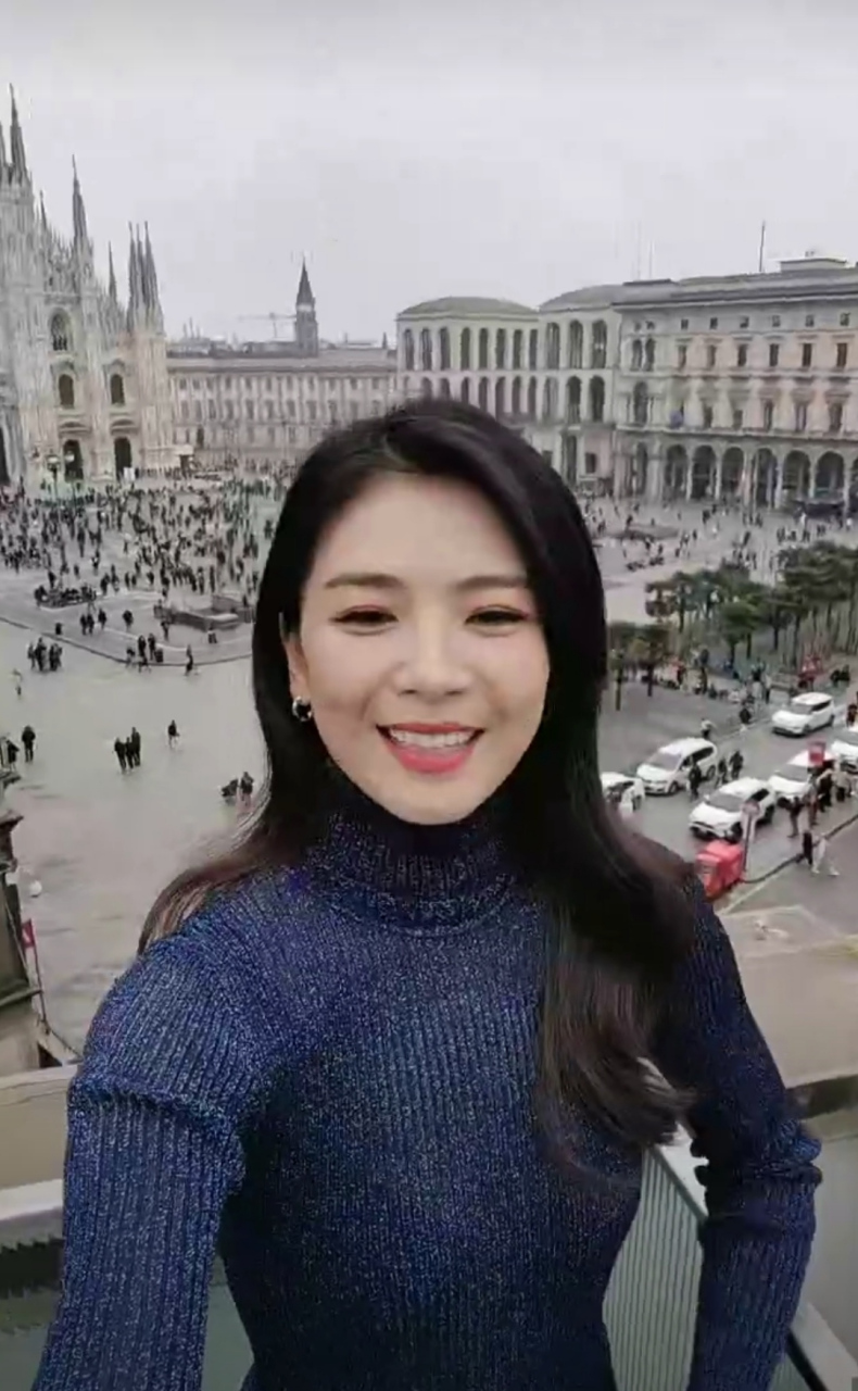 刘涛直播活动没开美颜,状态可以媲美精修,法令纹稍微有点深.