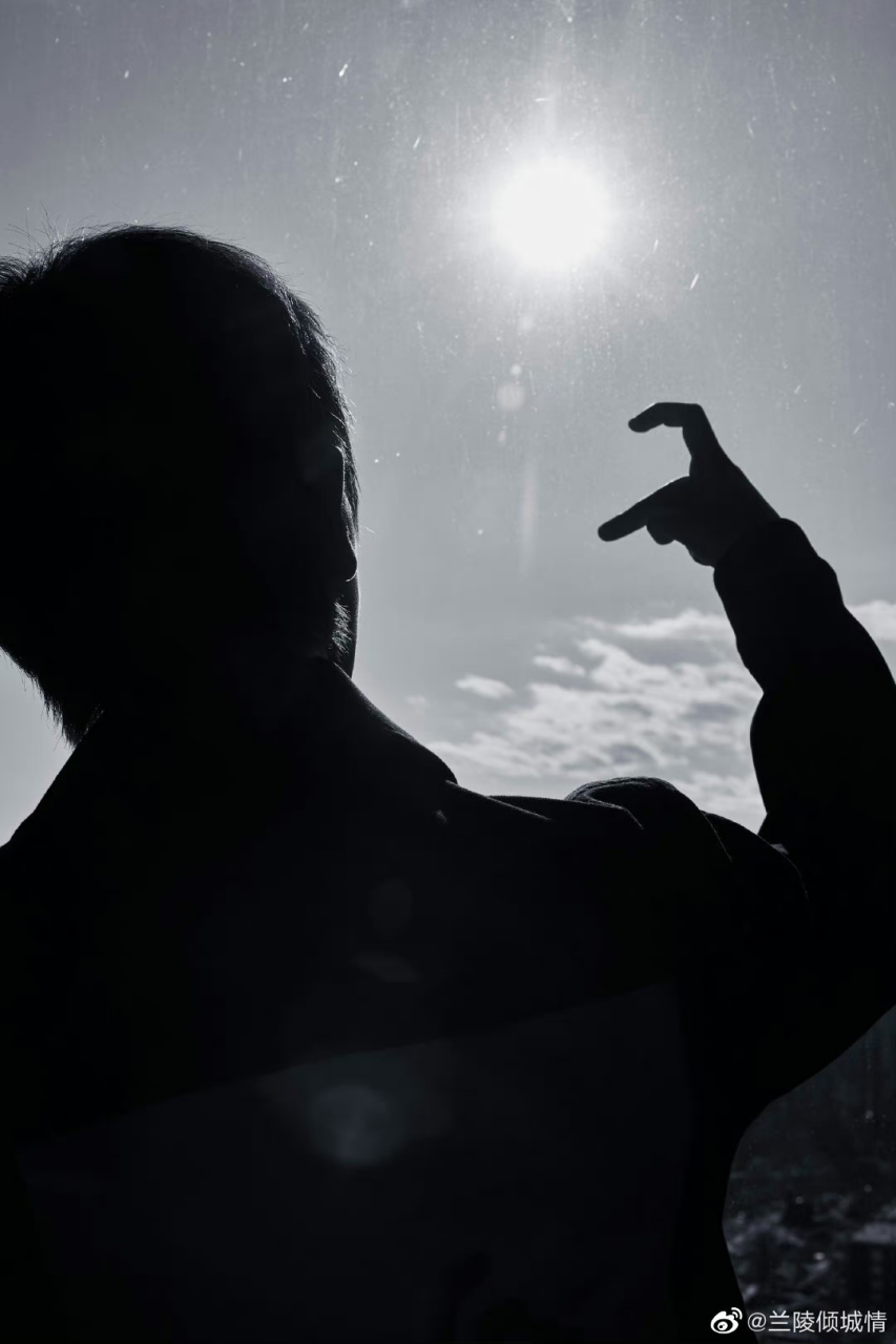 任嘉伦# 这么隐晦的比心      这么好看的后脑勺