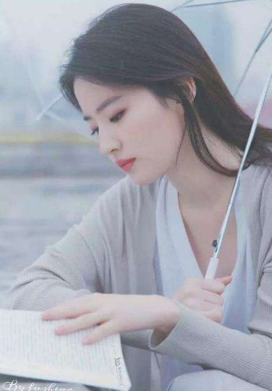 刘亦菲撑伞捧书画面  #正能量# #女神# #明星
