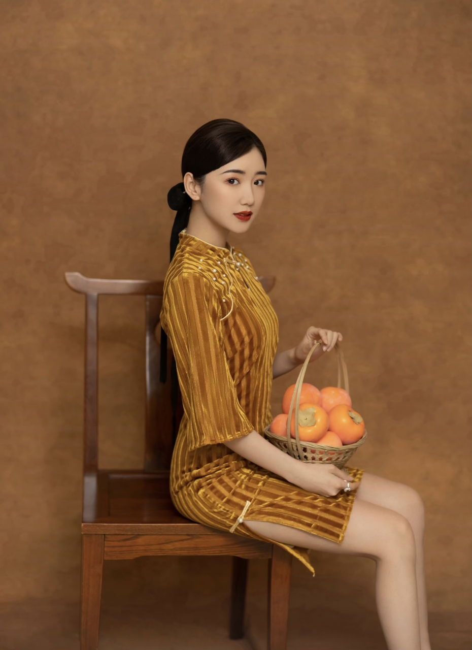 毛晓彤姜黄色旗袍造型,古色古香,柿子红了