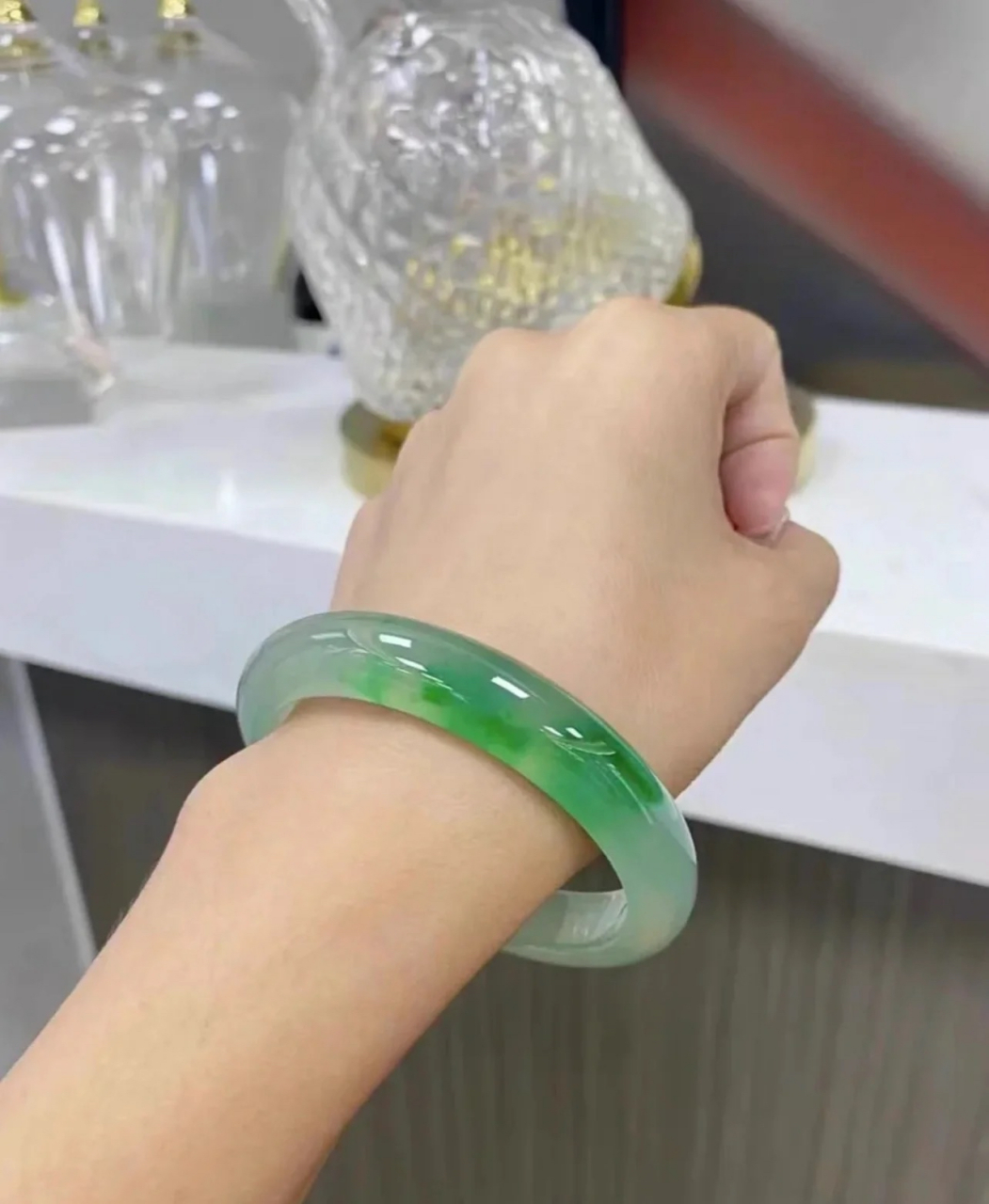 千万别进来看,我怕你会爱上它|||高冰飘辣绿翡翠手镯,底子细腻水润,种