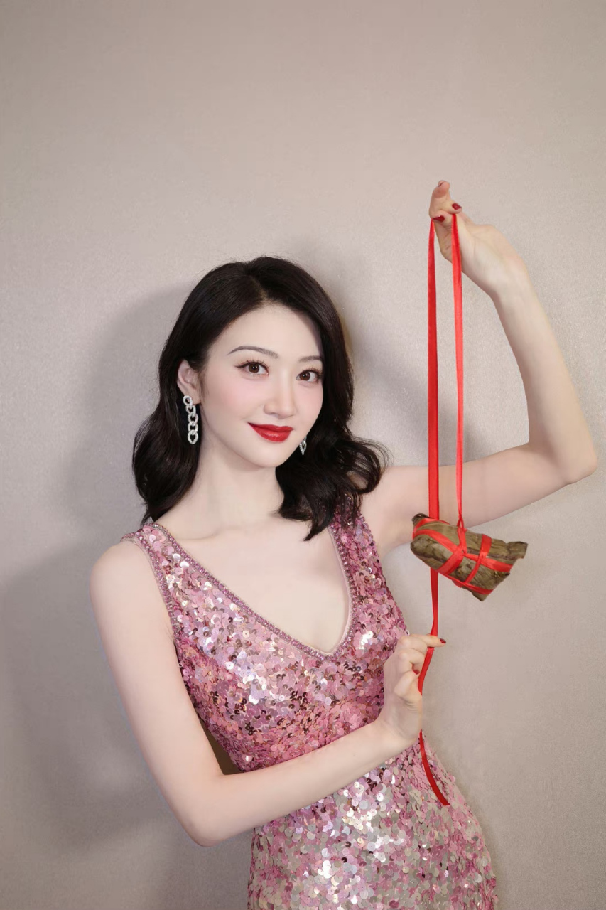 景甜# 一袭粉色亮片连衣裙,肤白貌美的容颜,白皙细嫩的肩颈线,丰满傲