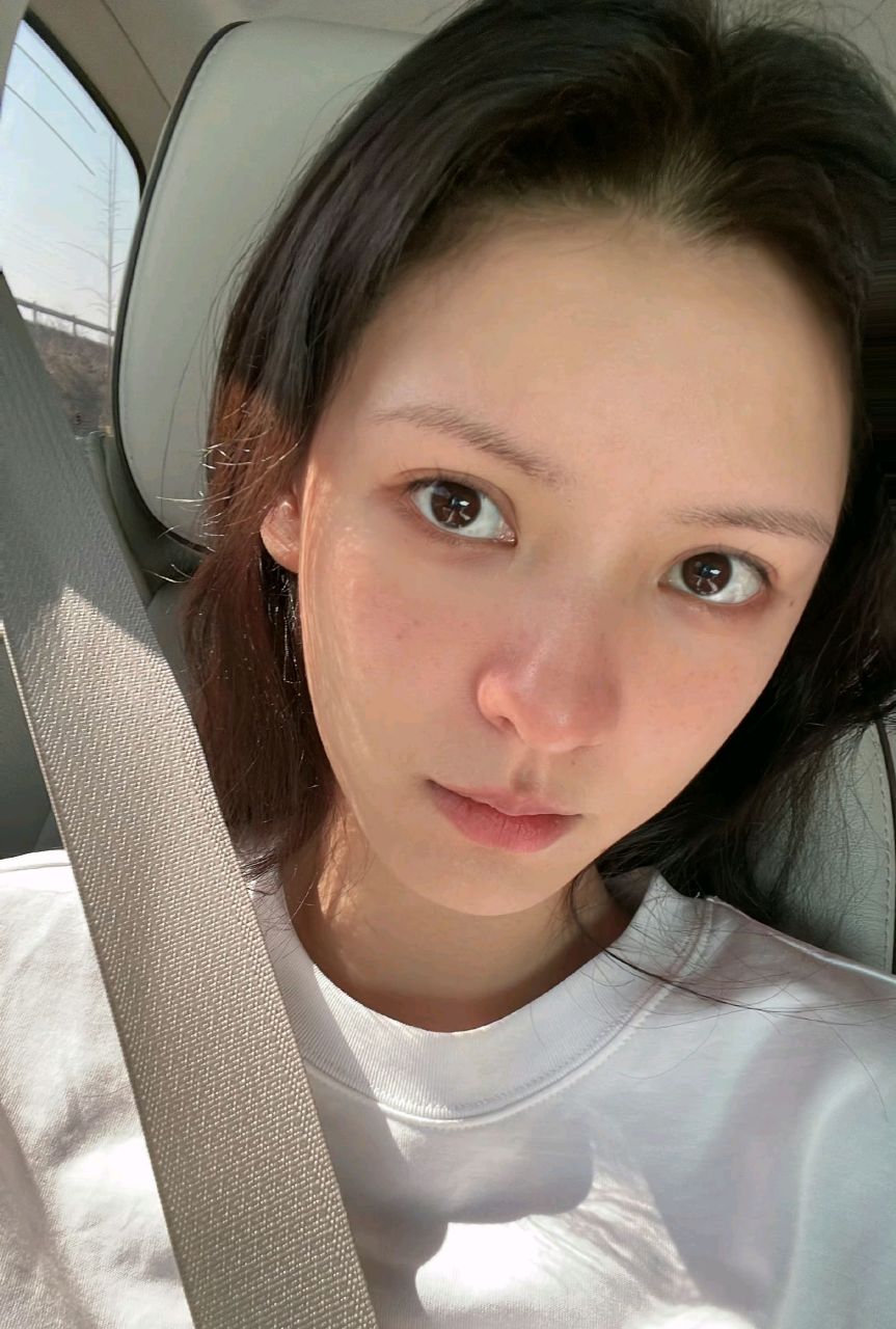 张予曦晒自己素颜照,看的出来底子很好