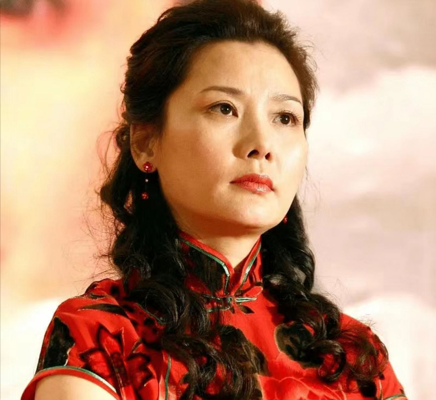 小时候真的很烦她,感觉她总演坏女人,不过看到她为