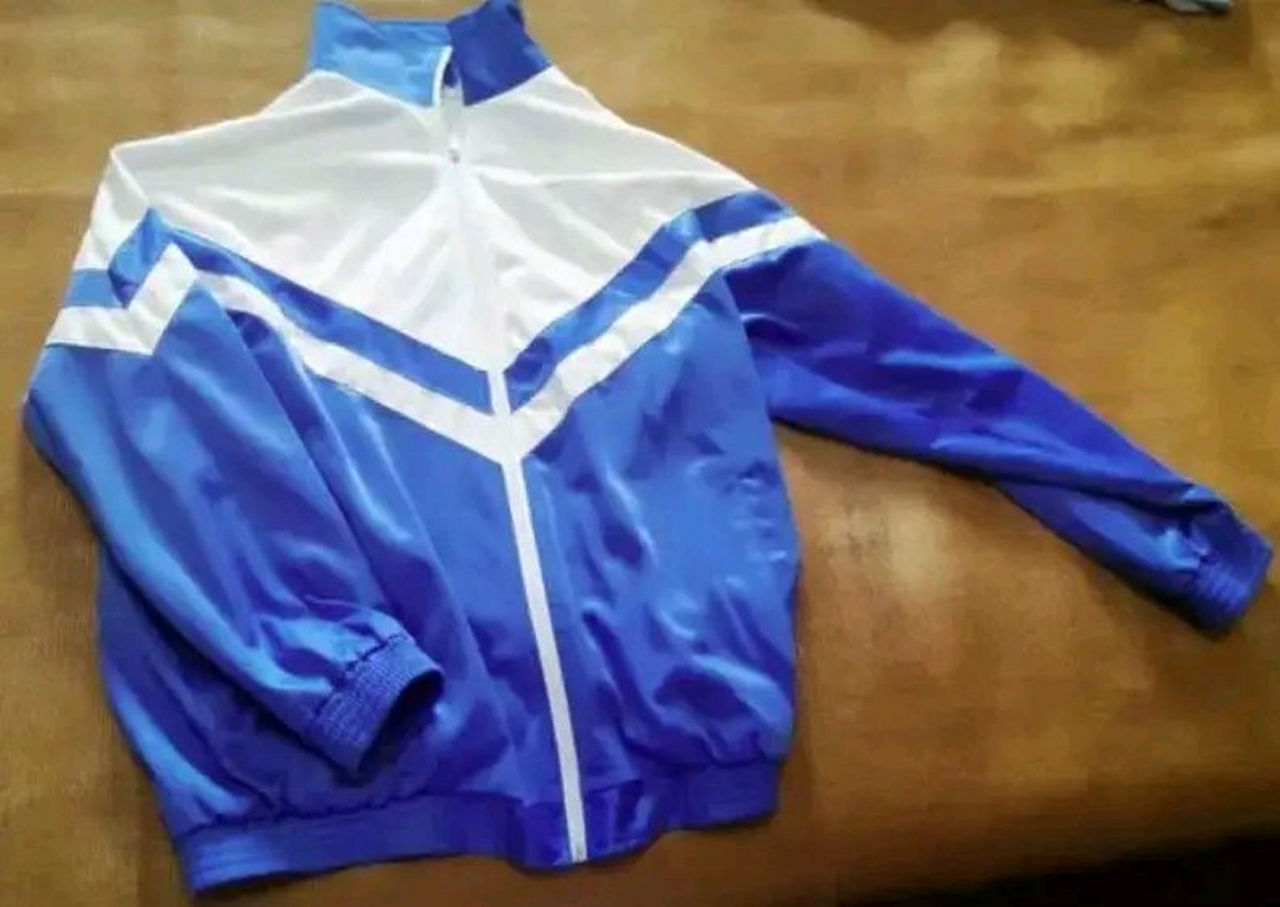 江西南昌一学校强制学生购买2300元的校服,引发热议:  校服,全国
