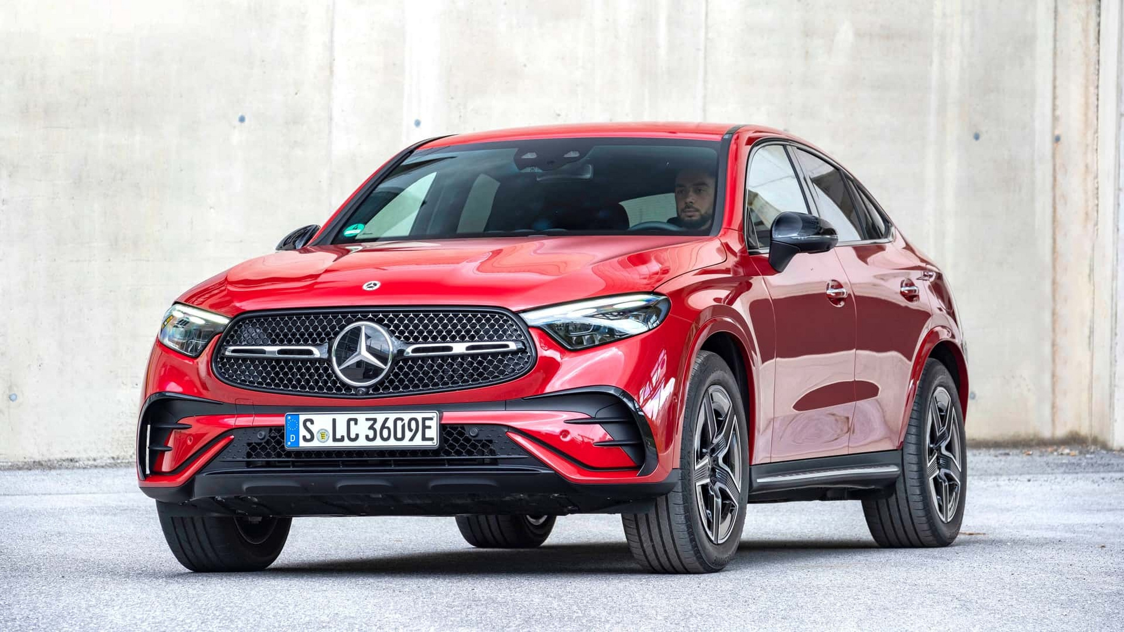 全新奔驰glc轿跑suv插电混动版官图,新车搭载由2.