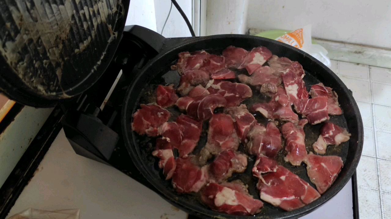 电饼铛美食铁板烧牛肉片做法很简单,味道鲜美香辣特别好吃!