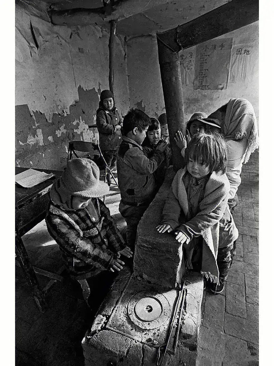 这是一张拍摄于90年代初小学教室的老照片#老照片#   相信对于很多80