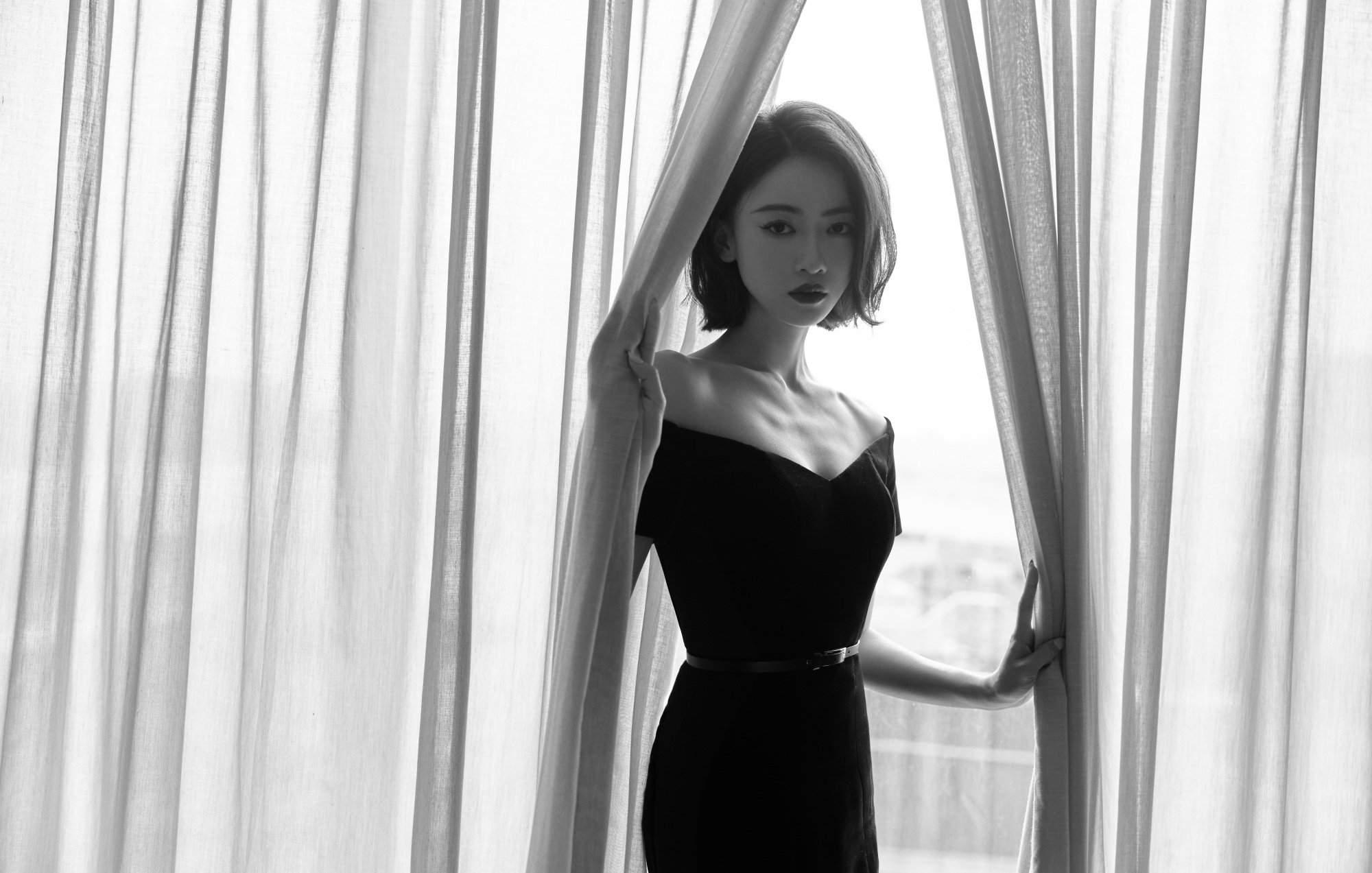 徐谨言穿着一件黑色长裙,衬托出了她白皙的肌肤和修长的身段