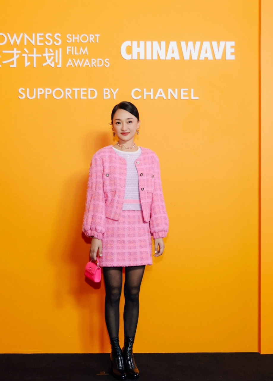 香奈儿电影活动偶遇周迅,快50岁的周迅穿了一身粉色小香风套装,看着