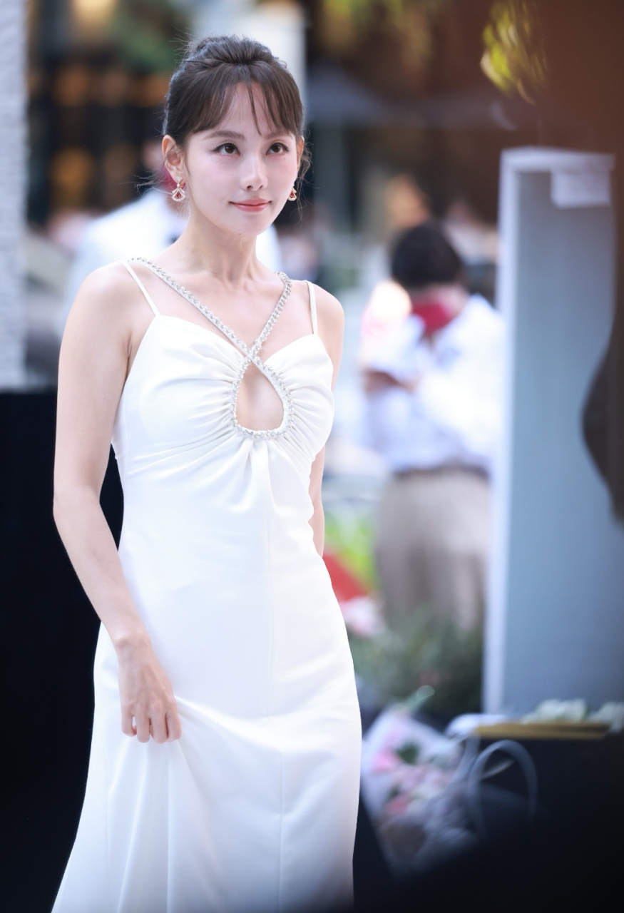 张嘉倪,白色吊带镂空裙,大气性感又可爱
