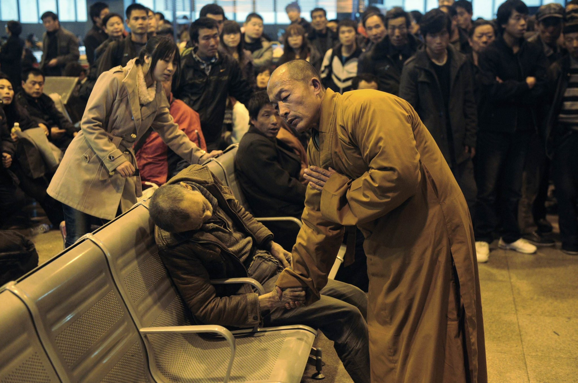 2011年11月25日,一名男子在中国山西太原火车站的长凳上去世.