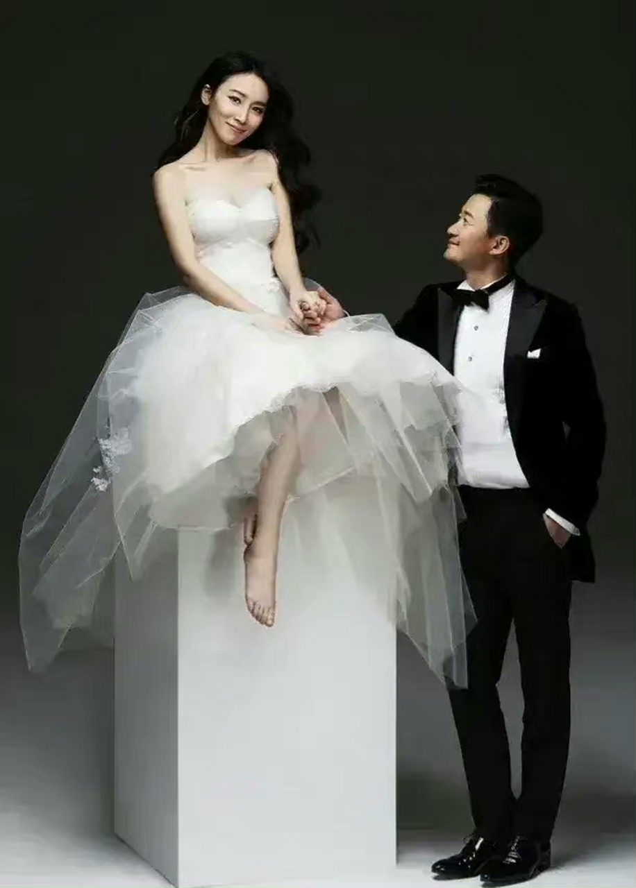 谢楠和吴京的婚纱照,谢楠留长发也太好看了吧,超有女人味!