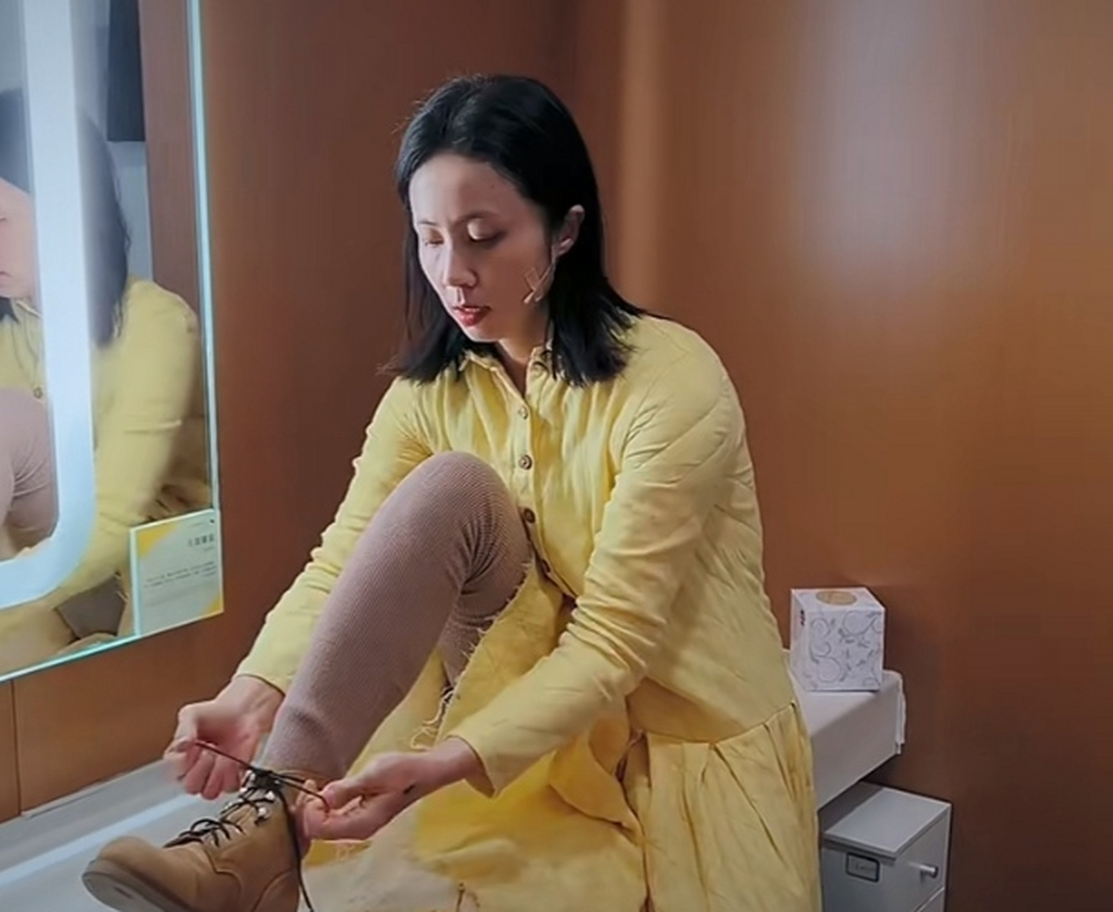 黄磊老婆坐在梳妆台上穿鞋,为了方便直接踩在台面上,不拘小节非常真实