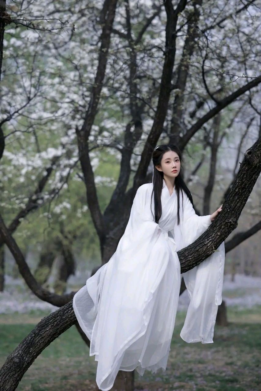 冯提莫这个白衣古装的造型真的是绝美,就像天上的仙女一样.