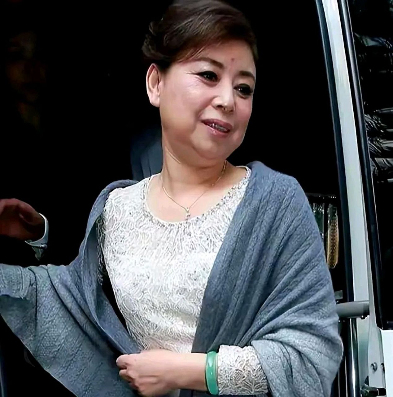 她还戴着玉手镯,更加凸显了她的高贵气息.