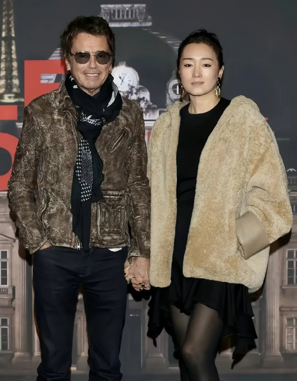 这是57岁巩俐和74岁丈夫米歇尔一起现身巴黎时装周的照片.  照片上,巩