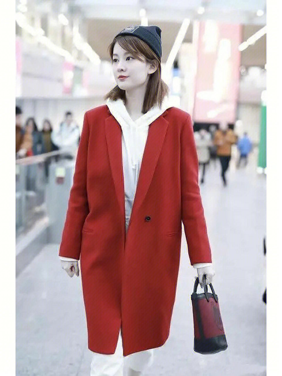 ||乔欣气质真好,穿红色大衣配白色连帽卫衣和白裤子