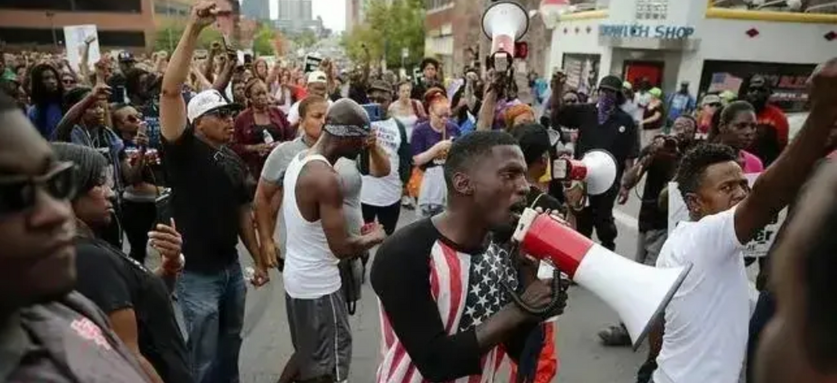 黑人反客为主,白人滚出法国!