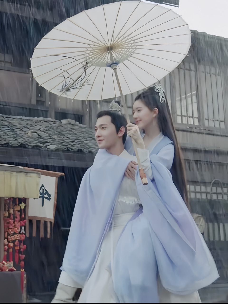 杨洋背人都是笔直的,赵露思不瘦根本扒不住 试过这个背法 背上的人