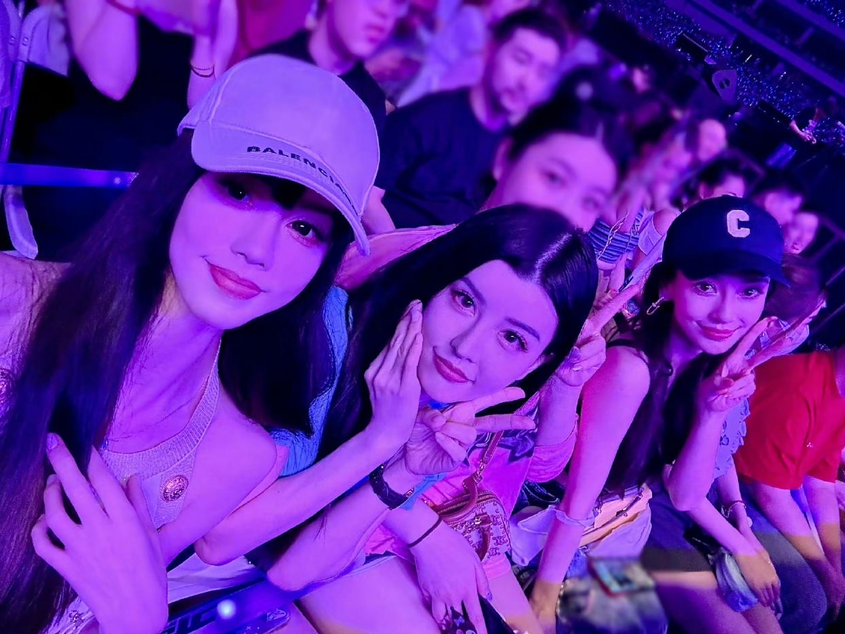 by2晒与angelababy合照# #林俊杰演唱会