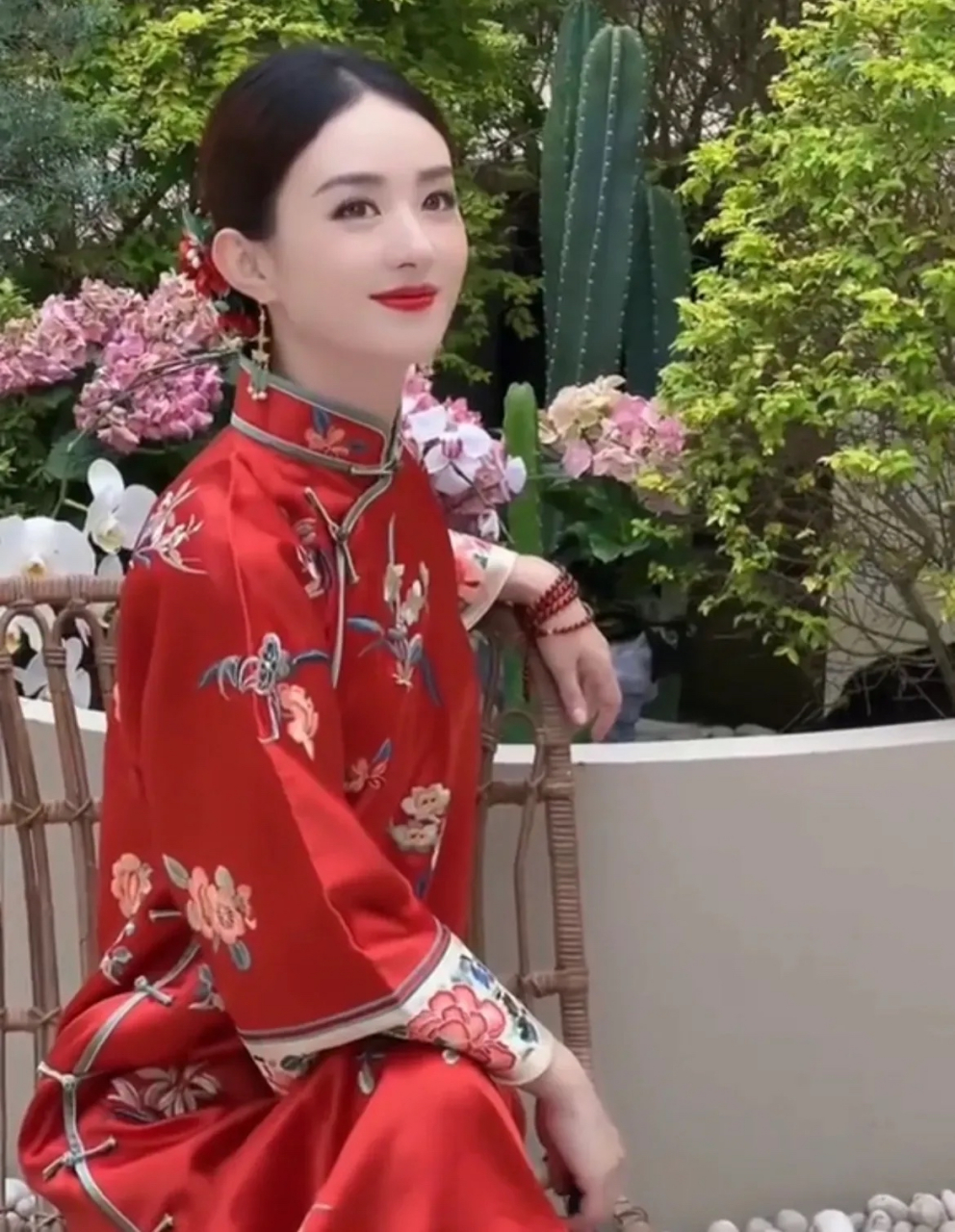 赵丽颖端午节红色旗袍造型,美丽但不艳俗,高贵带着优雅,眼里的坚毅