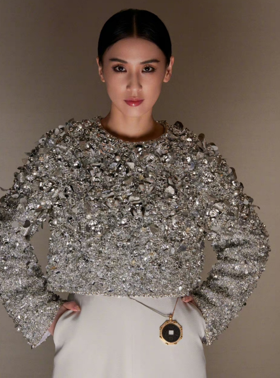 黄圣依分享自己的封面大片,画上浓妆太有气场了,她能驾驭这样的酷飒