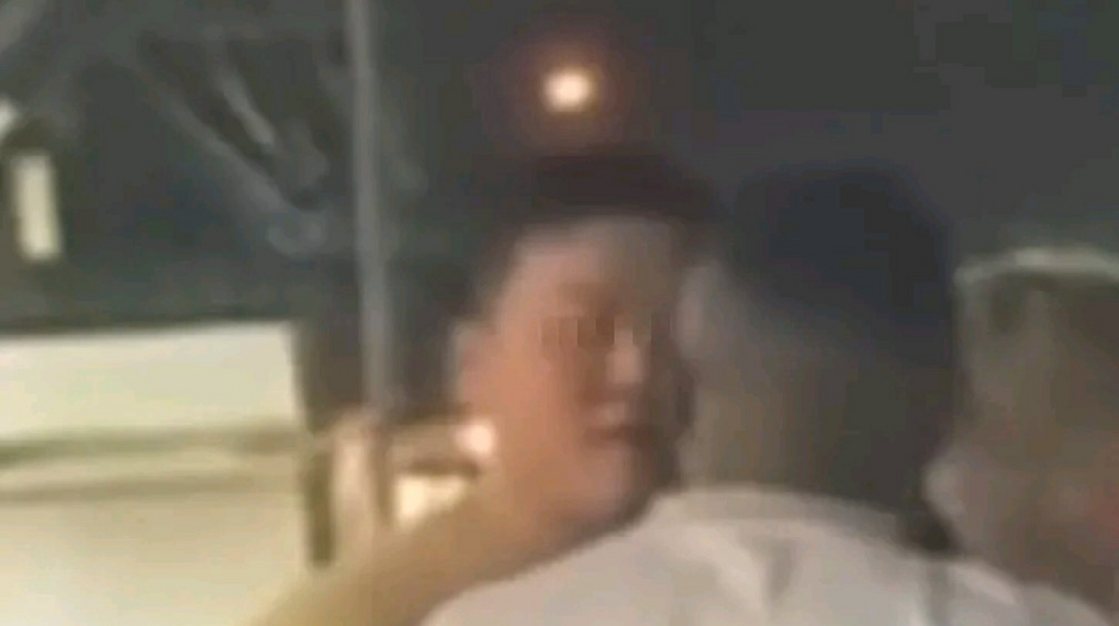 "安徽阜阳,一位骑单车闲逛的黑人,在街头调戏中国女孩,被两名男子迅速