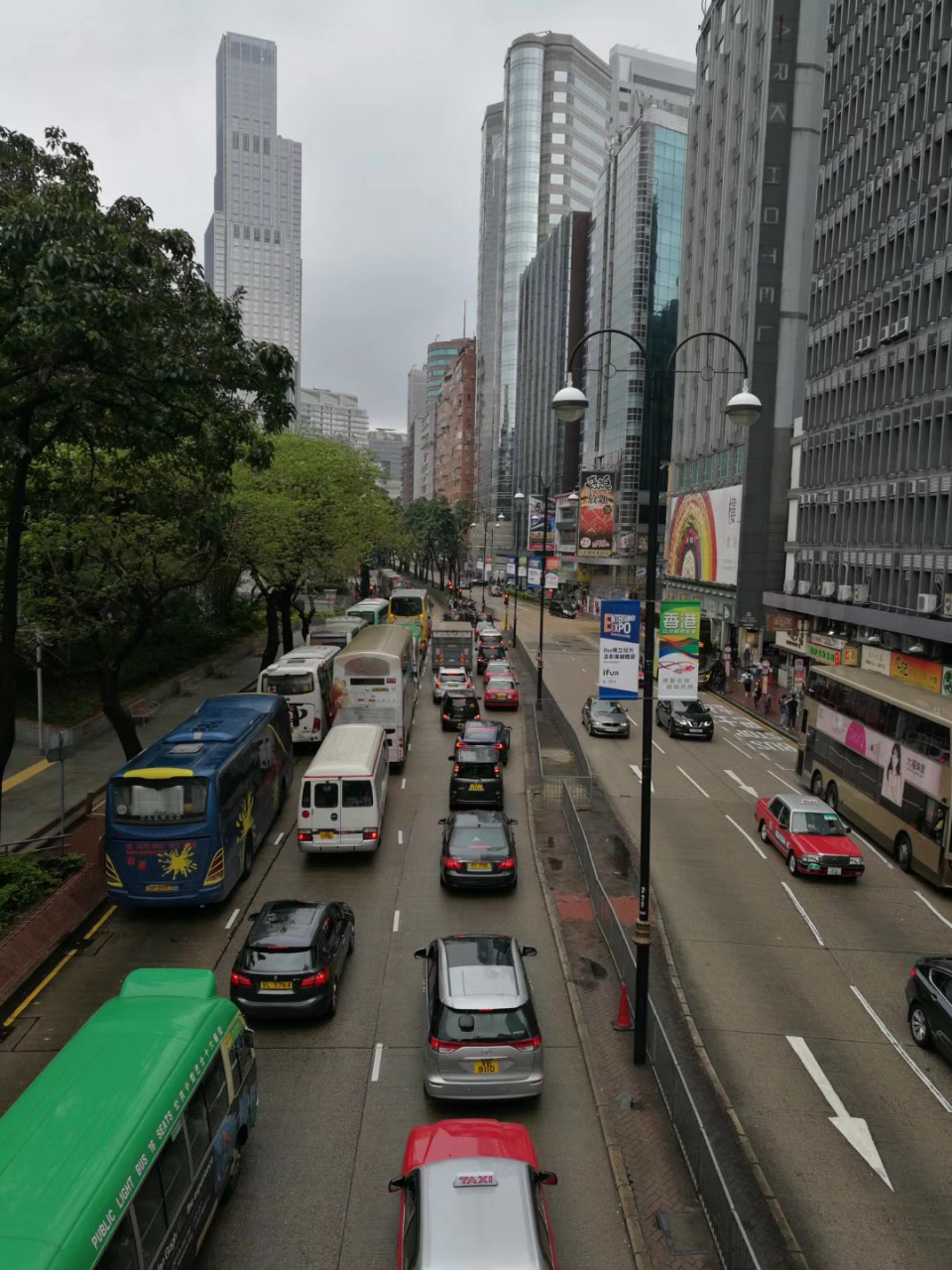 香港的街道和楼宇. 像一把剑直插云霄的高楼尤其引人注目.