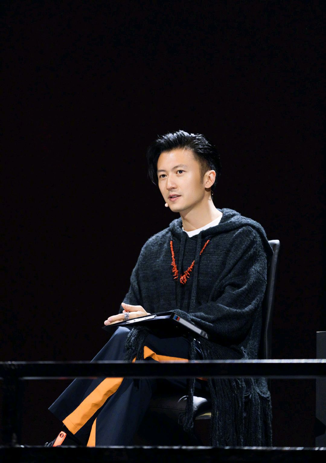 谢霆锋灰色流苏针织帽衫搭配黑色休闲裤,率性不减