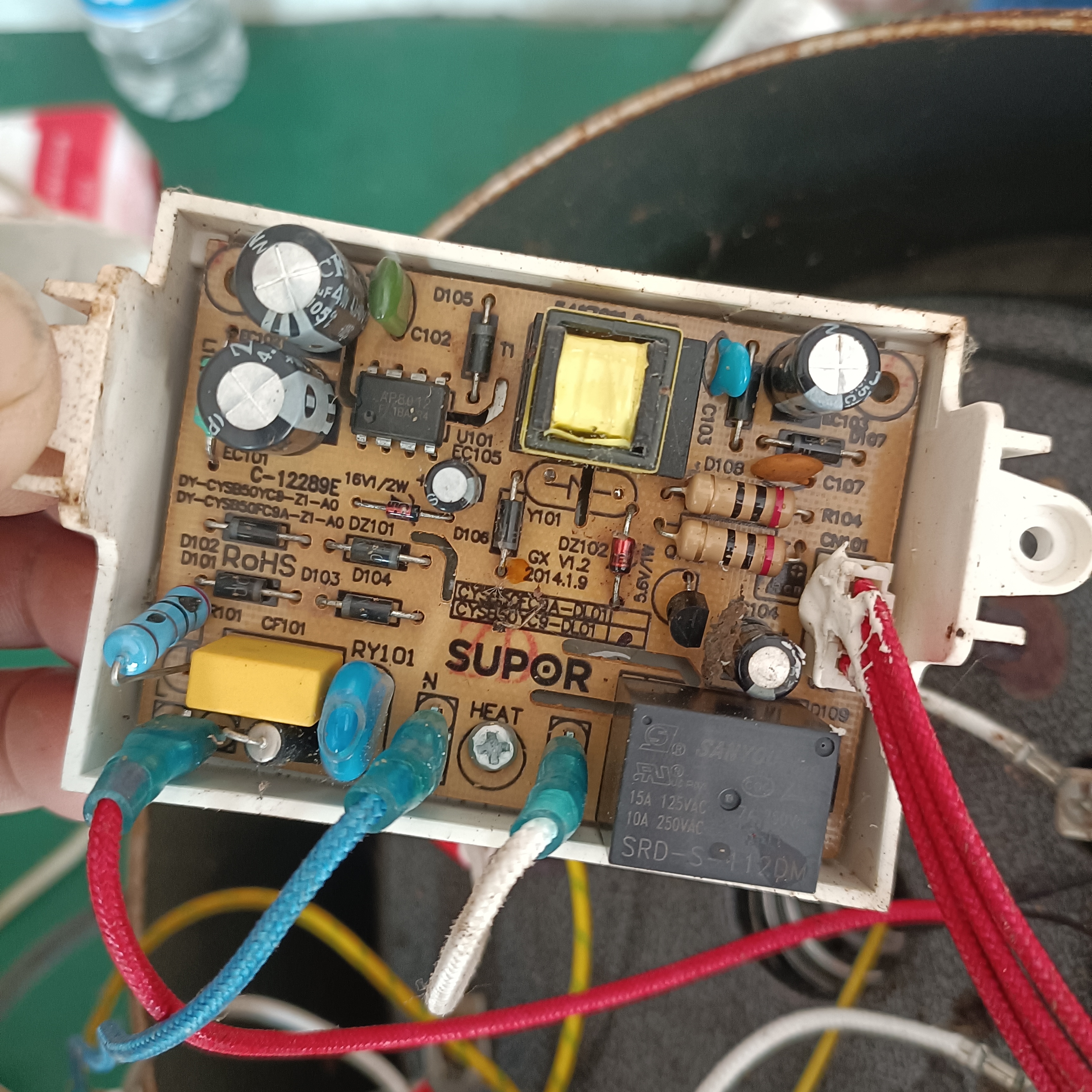 今天修了一个压力锅这个压力锅,就是不通电,检查维修这个电源板烧坏