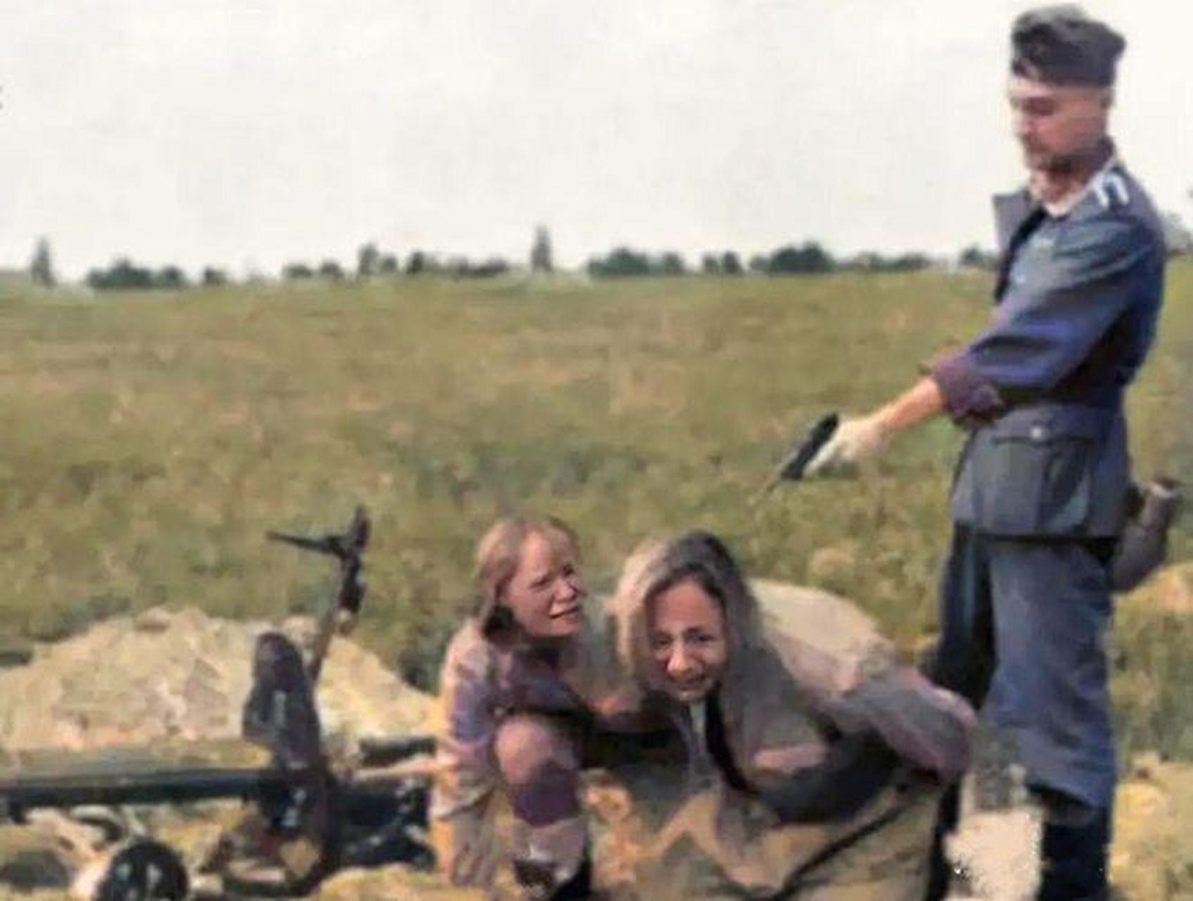 二战时期,一名的德军正准备枪决两名苏联女兵,照片中两名苏联女兵双手
