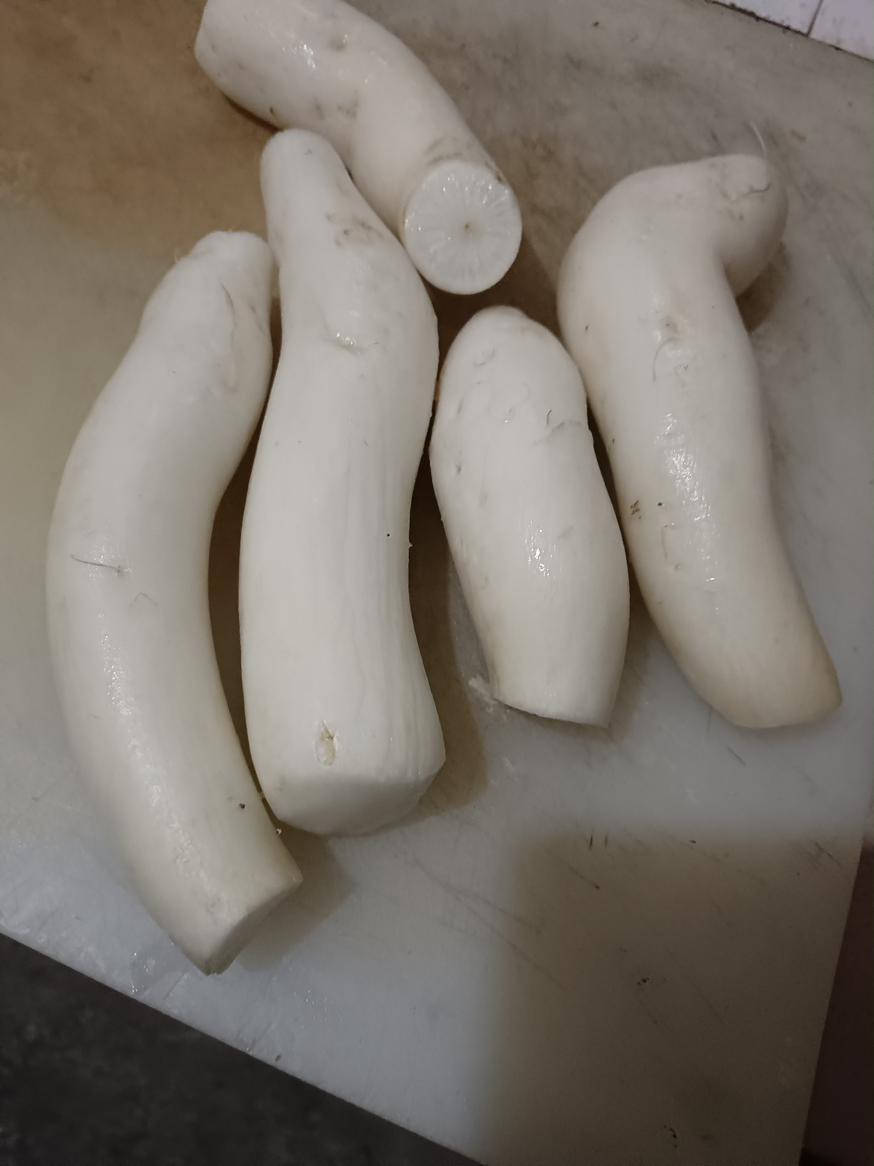 了两袋蔬菜给我们,他这送的不是菜而是满满的情和爱,可是我又犯愁了