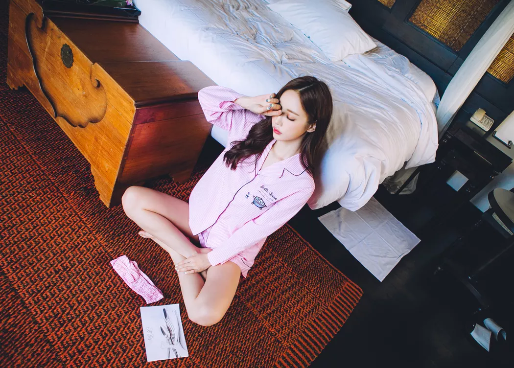 韩国女神孙允珠:粉嫩家居服睡衣,减龄穿搭