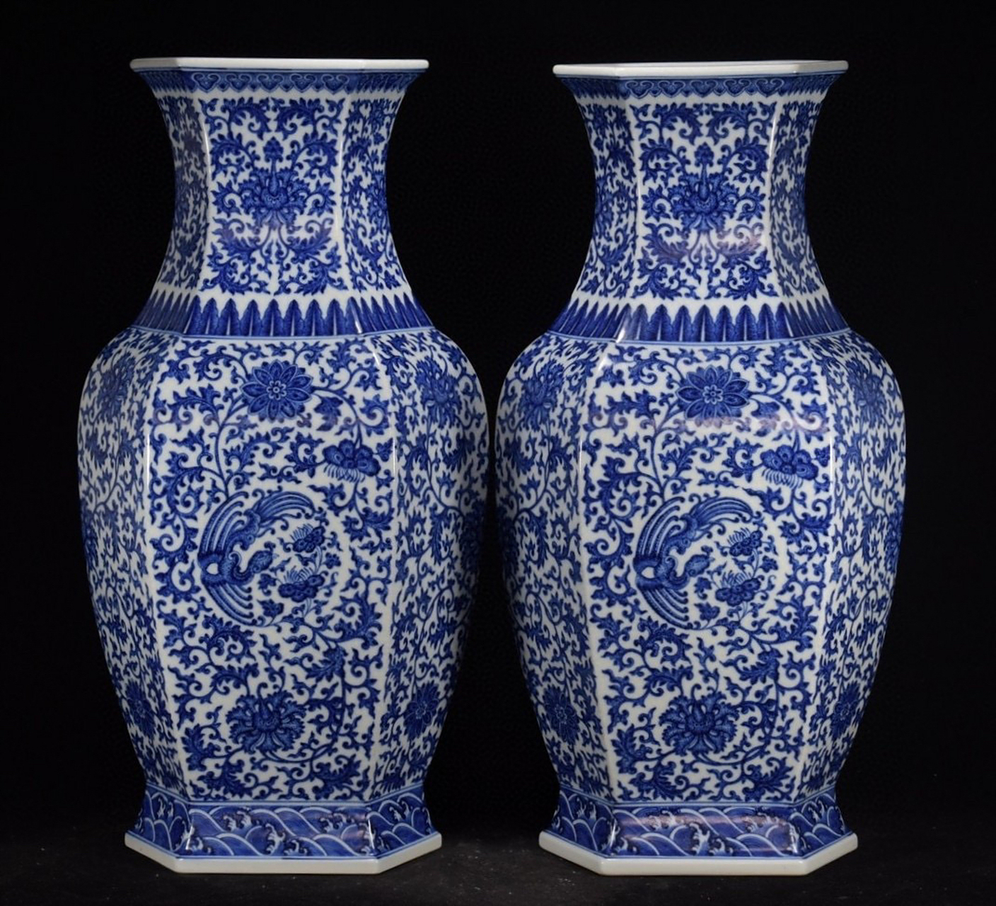 大清乾隆年制 青花缠枝莲团凤纹六棱方瓶  高52厘米 直径28厘米