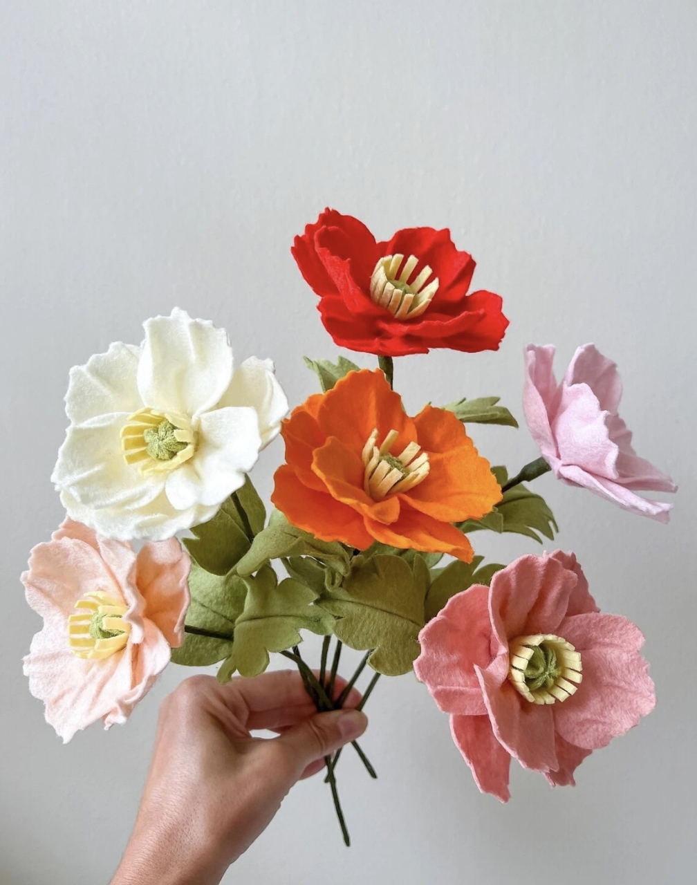 有一种布叫不织布,做得花花太漂亮了,你想要教程吗?