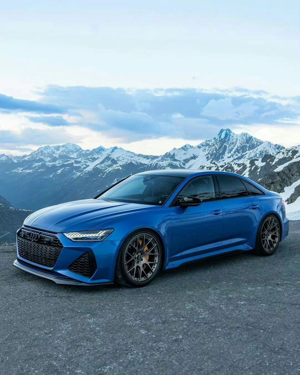 这就是那个很快的奥迪rs6吧 名字叫rs6 sedan 三箱版的 零百仅需2.