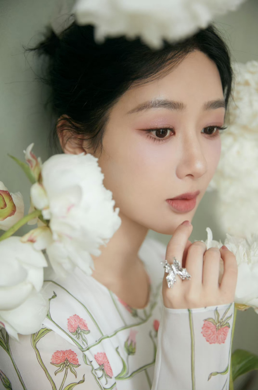 杨紫#杨紫# 最新释出了一组夏季写真,身穿这款碎花连衣裙,圆领束腰的