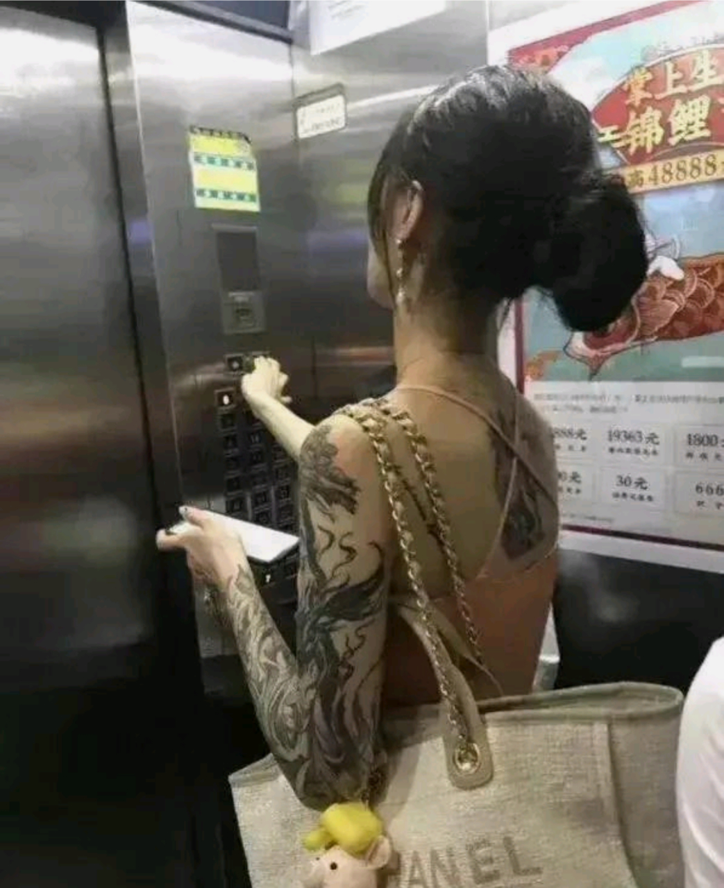 纹身抽烟喝酒泡吧的女孩就不是好女孩了吗?