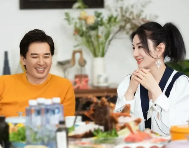 黄奕牵手崔伟,画面不亚于言情小说中的霸道总裁和他的小娇妻