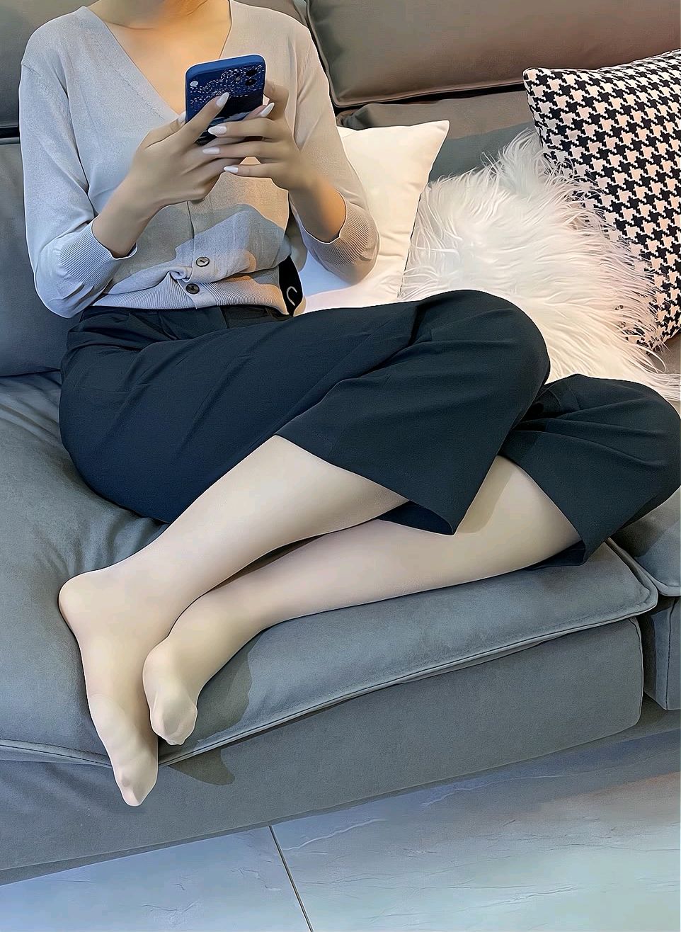 经典西裤搭配肉色薄款打底裤